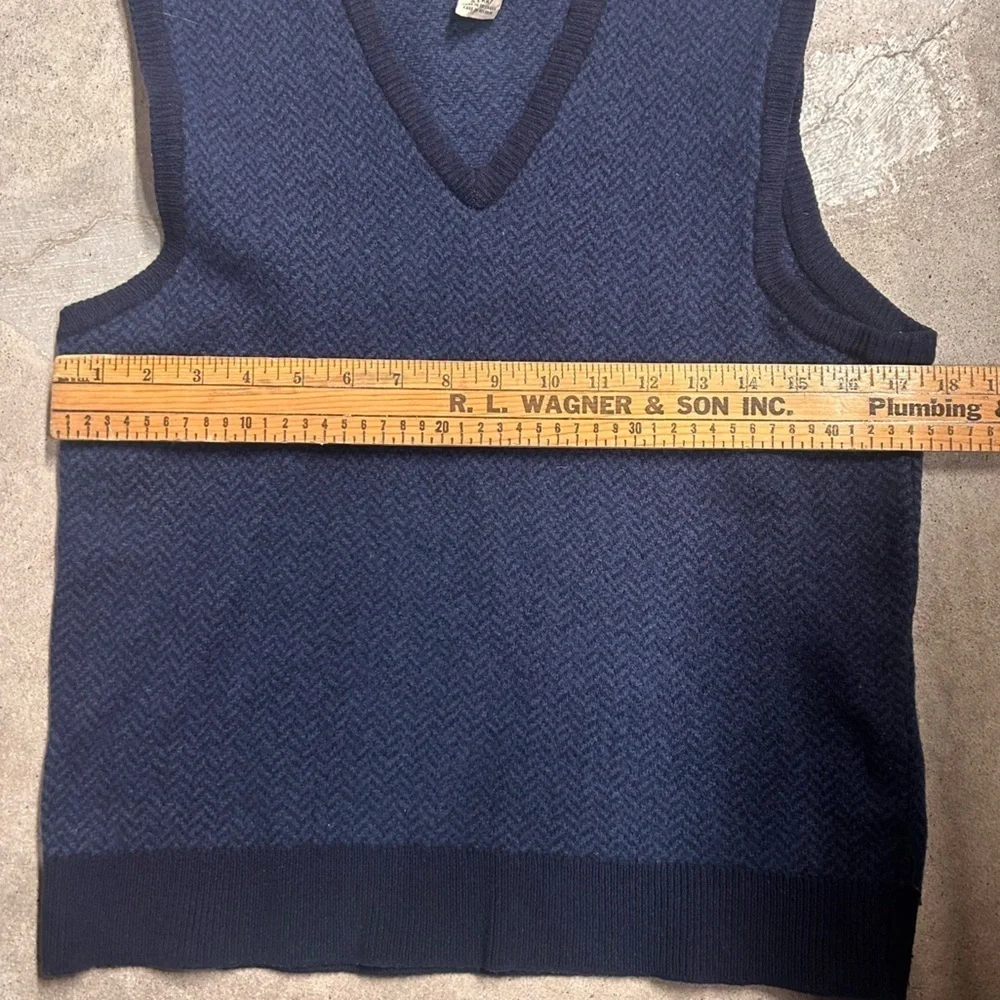 LL Bean V-Neck Sweater Vest Men’s Medium 100% Lambs Wool Herringbone Navy Blue
